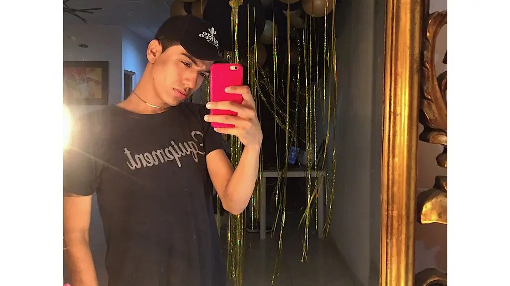 DylandLeall's live cam