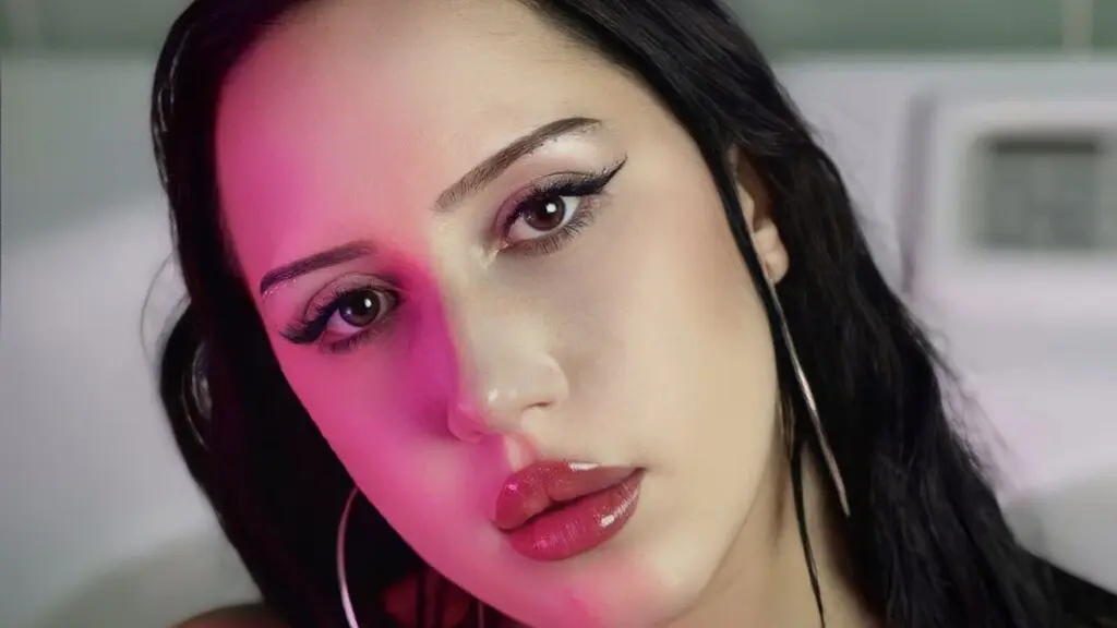 MaddyHall's live cam