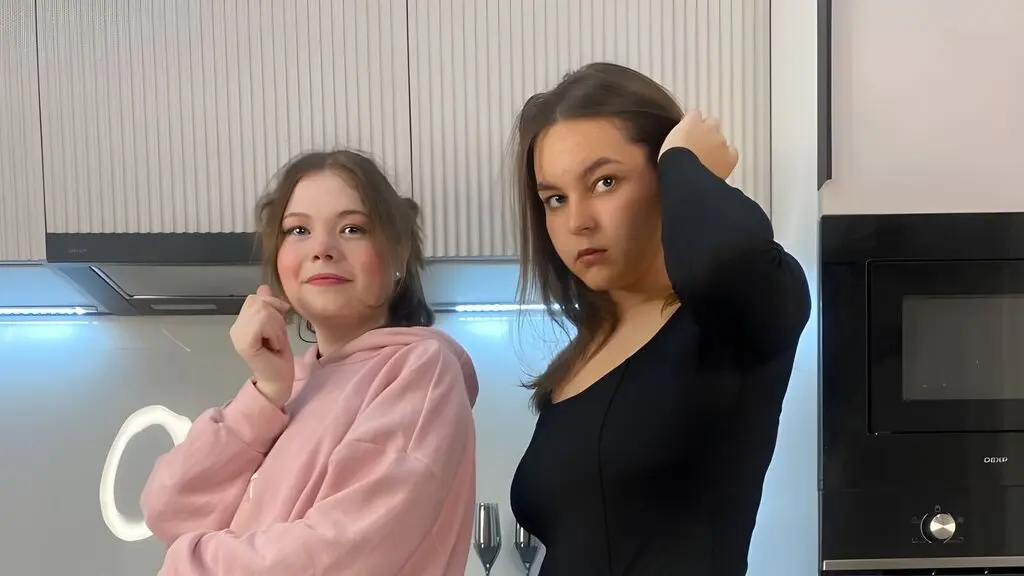 ChiekoAndCyndi's live cam