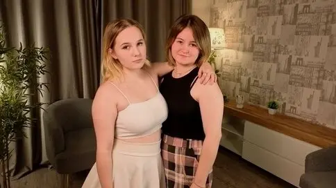 TamelaAndLynella's live cam